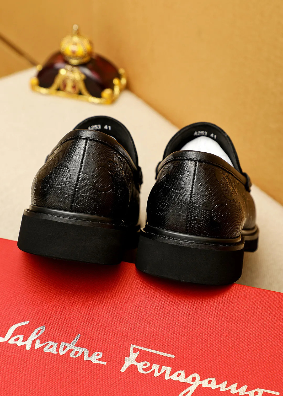 Men's shoes 💰520 💐 Product trademark: Ferragamo "Ferragamo" casual leather shoes Regular size: 38-44 (45.46🉑️customized) Product materials: Selected imported first-layer calfskin embossed upper + original hardware buckle, imported water-dyed cow leather lining. Strong three-dimensional visual effect, original outsole color: 1⃣️color optional